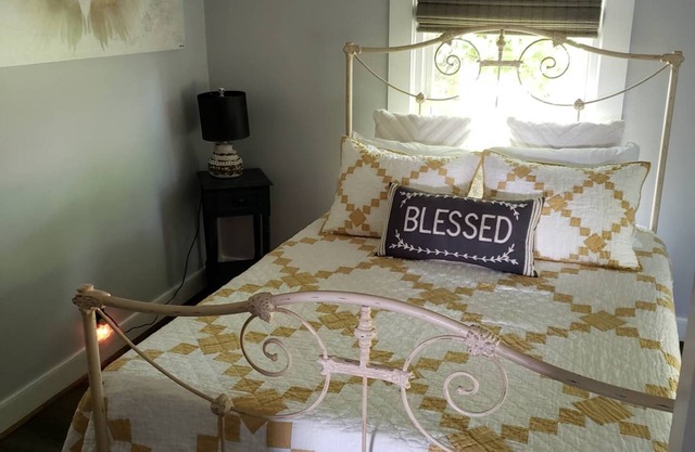 Circle E,Lake,Caverns,Sewanee &Jack Daniel’s close by with a jacuzzi waiting