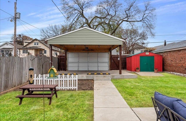 City Bungalow on "THE HILL" W/Carport Parking