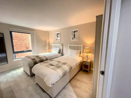 City Centre 2BR Apt - Balcony - Free Parking