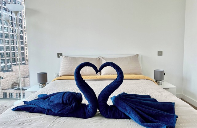 City & View 2 bedroom 3 bathroom apartment 5 min from tube