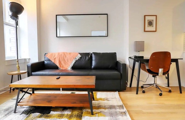 City VIEW with King Bed, GYM, Rooftop, and Lounges