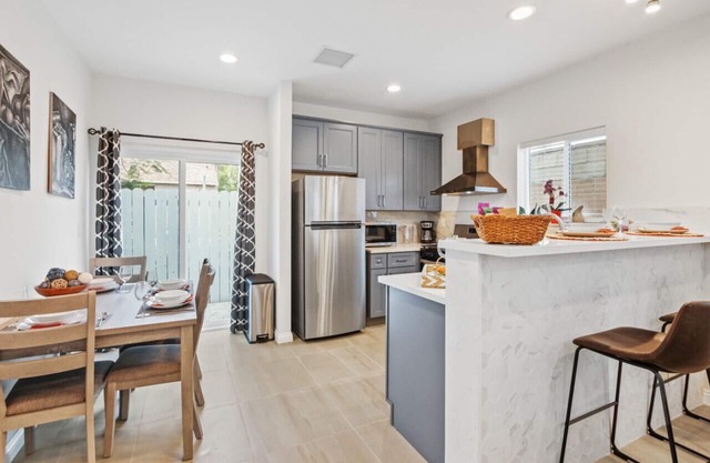 City Vista Hideaway: Spacious 2-story back house. Relax with a 65” Smart TV, Unwind on the Balcony,