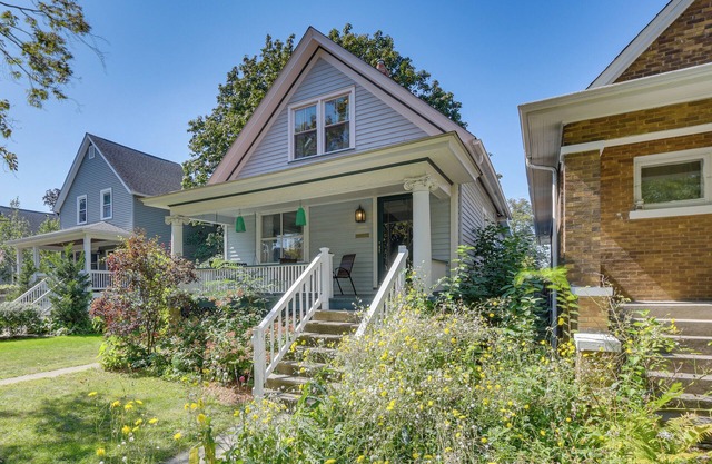 Classic Forest Park Foursquare < 1 Mi to Blue Line