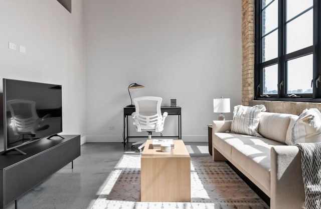 Classic Lincoln Park 1BR w/ W/D, Gym & Roof, nr I-90, by Blueground