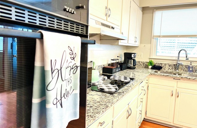 Classic Southern Home w/Hot Tub & King Bed