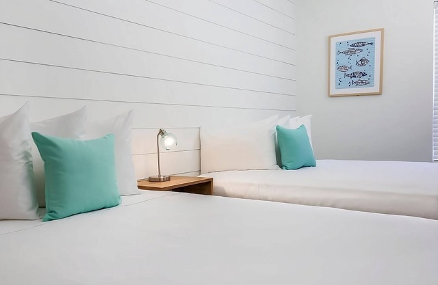 Classic Villa w/ Ocean View & Balcony! Beach Access, FREE Parking & Breakfast