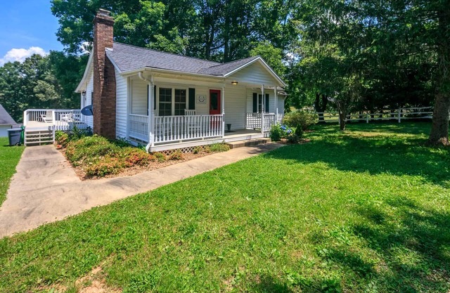 Clásica cabaña de estilo casa de campo blanca perfecta para una escapada serena al campo