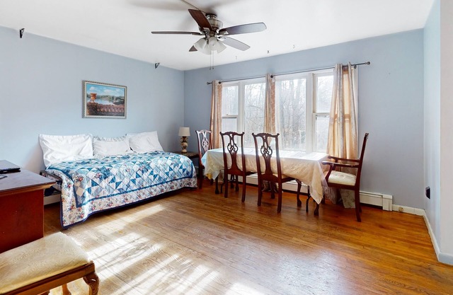 Classic White Lake hideaway with a large yard, washer/dryer, & full kitchen