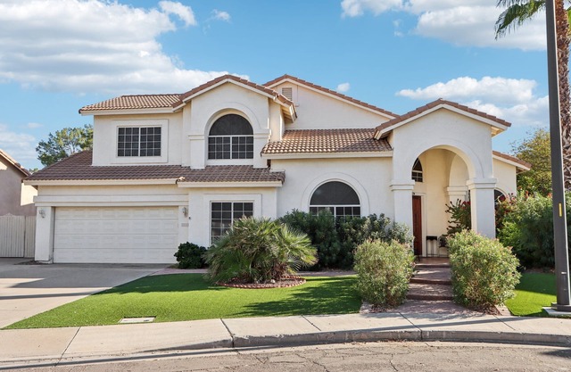 Hermosa casa de huéspedes en el exclusivo Val Vista Lakes con 2 dormitorios principales.
