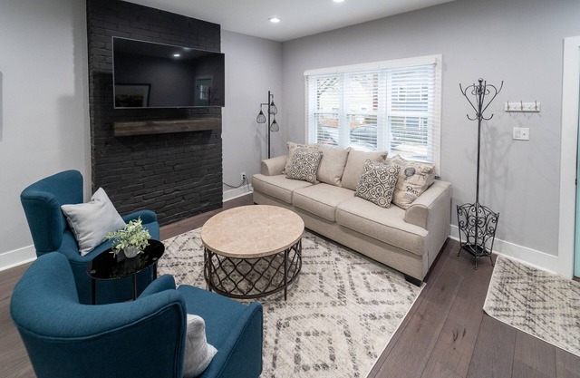 Clean and comfortable 3BR home in the South Side neighborhood