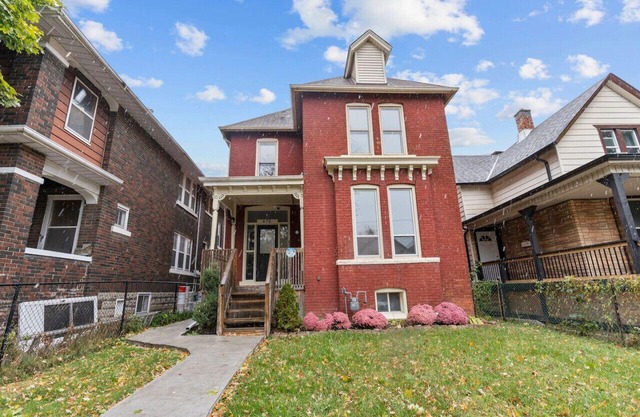 Clean and spacious 3BR DT Windsor Laundry and parking