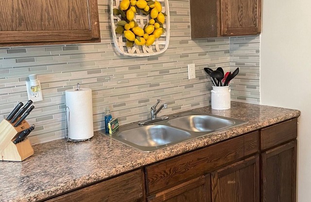 Clean Apartment close to 80/94, I65 Lake Station 2751 DeKalb 1 bed