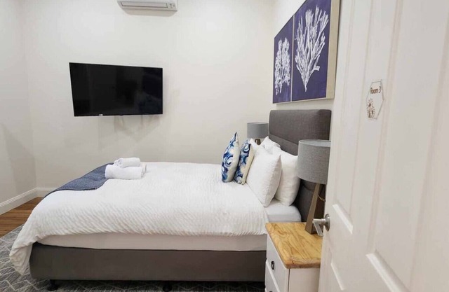 Clean CBD home w/ parking, Wi-Fi, AC, near hospital & stadium