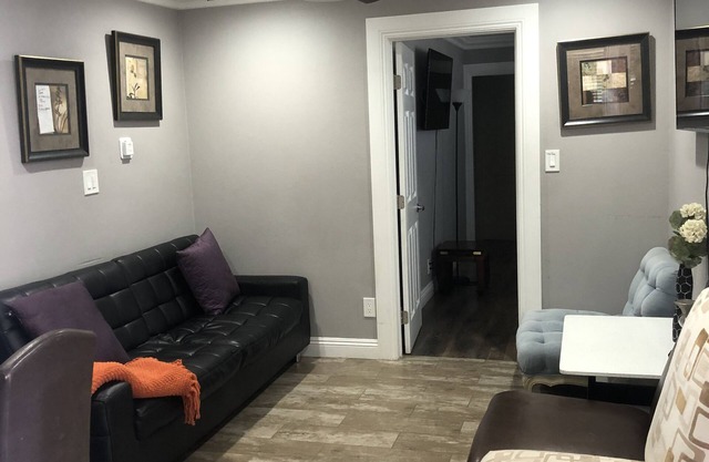 CLEAN COZY4 beds 2 bathroom guest house close to Hollywood and Disneyland