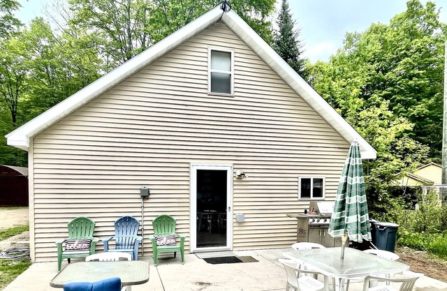 Clean, fully stocked Cabin with water frontage on the gorgeous Pike Lake Chain