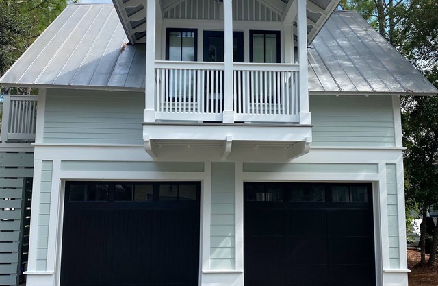 Clean & Newly Renovated Carriage House. 1 blk to Camp Watercolor. Perfect for 2!