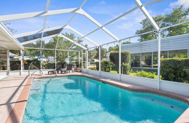 Clean, spacious home with heated pool near Weeki Wachi Springs!