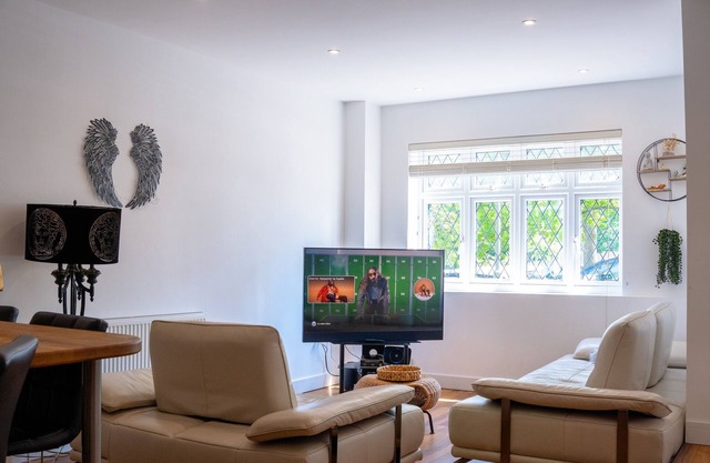 Cleave House -3bed/2bath with Garden Stunning Holiday/ Contractor Accommodation