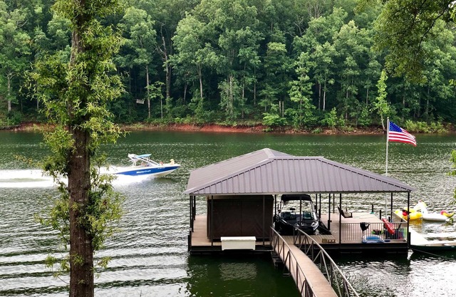 Hermosa casa ejecutiva frente al mar en el lago Hartwell. Con muelle!