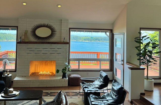 Cliff house with 5 king bedrooms, Sauna, and 2 Hot Tubs!