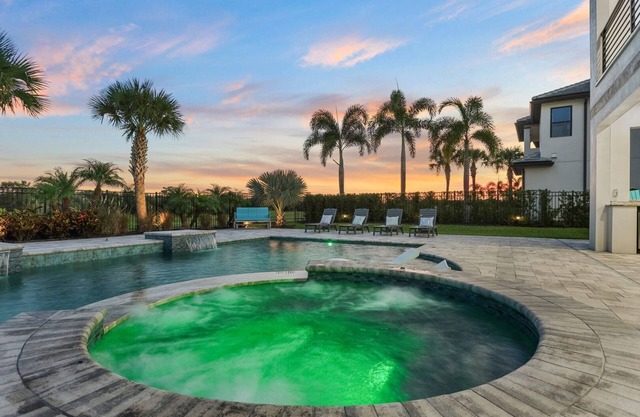 CLOSE TO DISNEY / FREE SHUTTLE / PRIVATE POOL AND SPA