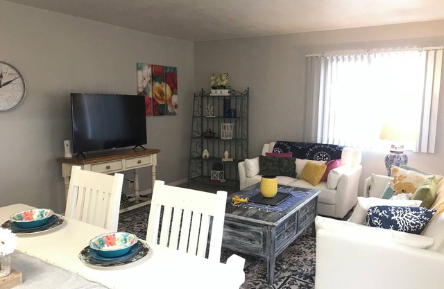 Close to Downtown. 5 min to Airport. Large 1 Bedroom private condo