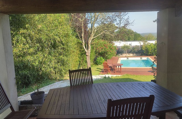 Cerca de Nimes, la calma de un pueblo en una hermosa villa con piscina.