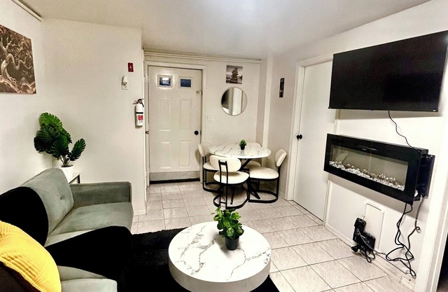 Close to NYC/EWRAirport. 3-bedroom, 1-bath. Washer/dryer available! Sleeps 6+