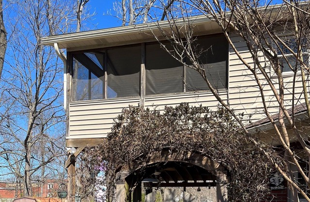 Close to restaurants, cafes, malls, and expressway