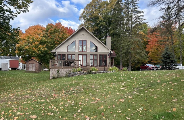 Close to trails, COZY Cabin, close to the water, fireplace, Fall colors