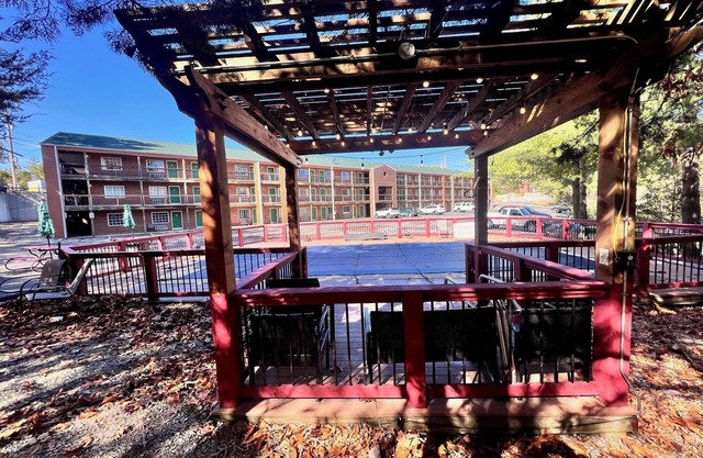 Closest accommodations to Silver Dollar City!! With Fee Shuttle!!