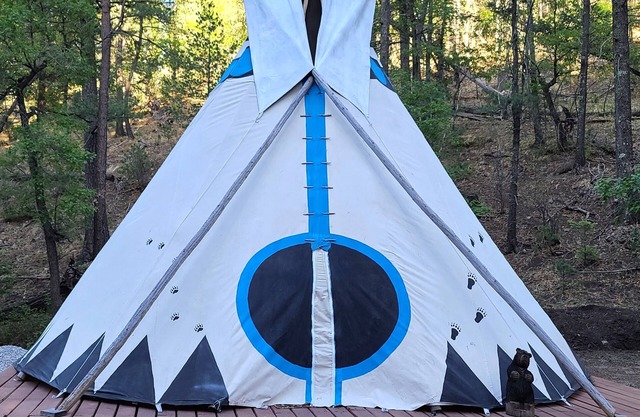 Dancing Bear "Glamping" Tipi - ¡La experiencia más singular y especial de tu vida!