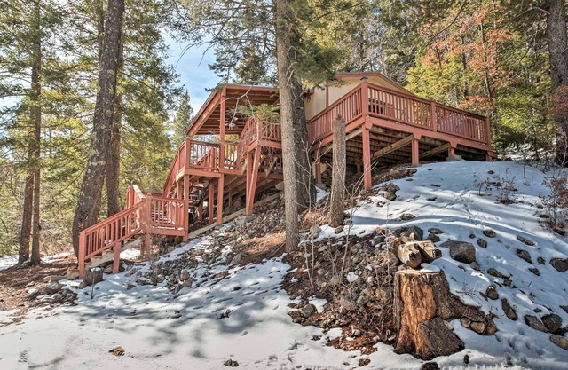 ¡Cabaña rústica de Cloudcroft con esquí y pesca cerca de la cubierta!