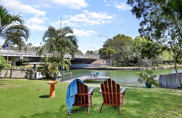 Paseo marítimo, vistas al río, a poca distancia del río Noosa,