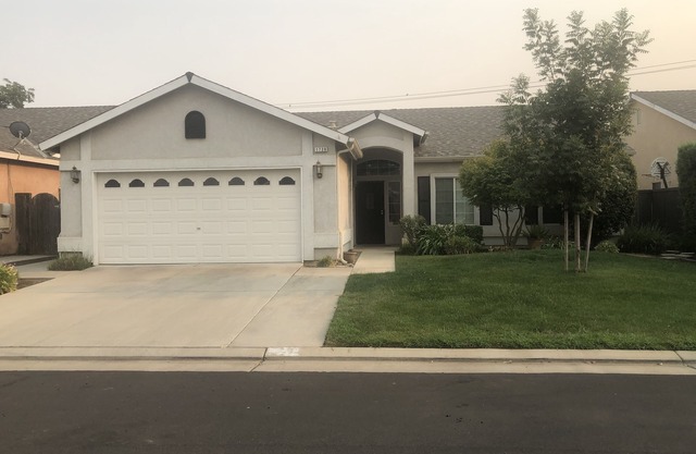 Clovis Charmer! Spacious and close to everything!