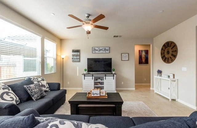 Clovis House, Sleeps 10, Hammock, Covered Patio, Game Table