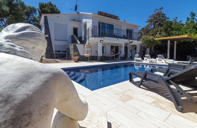 Club Villamar - Encantadora villa ofrece una bonita piscina privada de agua salada situada a 80...