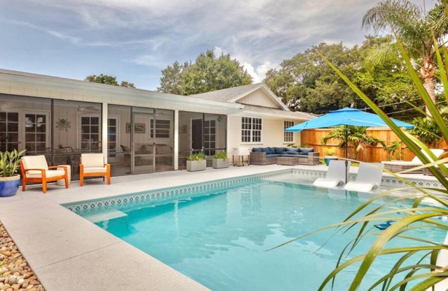 Coast Cottage - Charming 3-bedroom house with private heated pool.