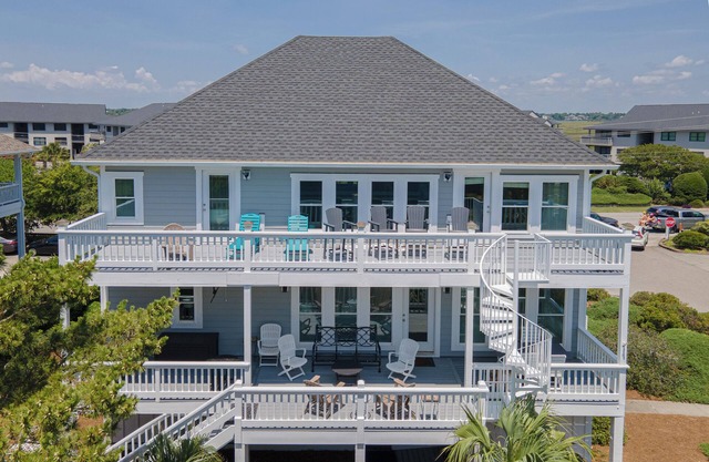 ¡Recientemente renovado! Hermosa casa con vista al mar, en el extremo norte de la playa de Wrightsville
