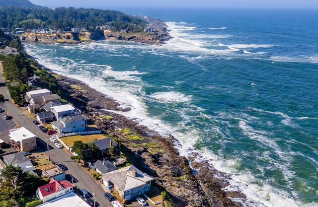 Coastal Breeze Cottage in Walkable Depoe Bay
