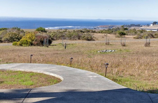 Coastal Breeze- Just north of BB, in a quite coastal community, great views