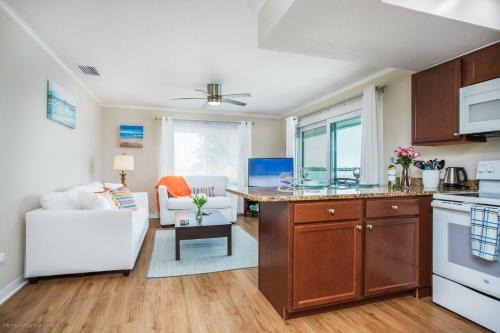 Coastal Breeze Siesta Pelican "D"