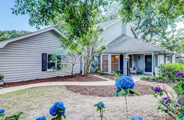 Coastal cottage with yard, near shopping & dining in Old Village District