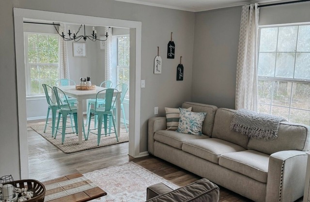 Coastal Farmhouse: Pet Friendly + Quiet Location