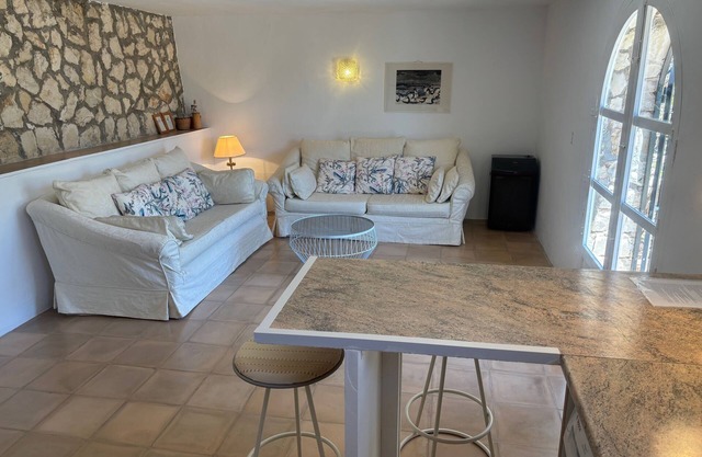 Coastal garden apartment with patio in exclusive neighborhood Close to the beach