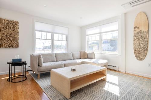 Coastal Haven, Bright 3BR Beach Retreat