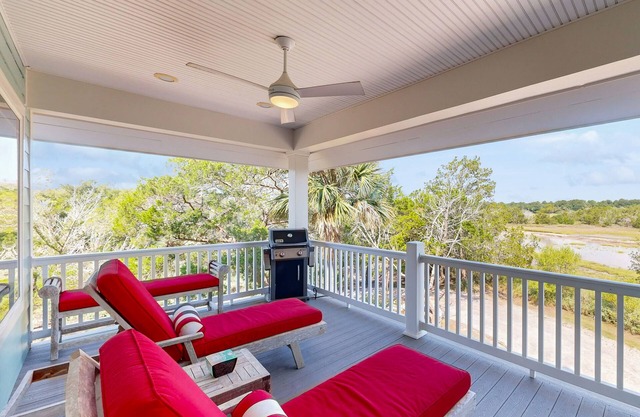 Coastal home- Marsh Views with open floor plan and stunning sunsets