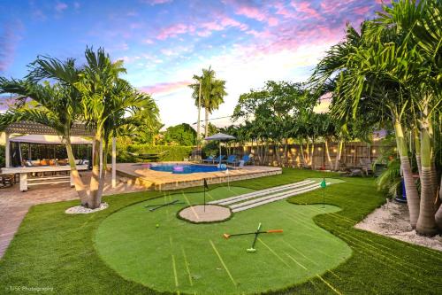 Coastal Paradise - 4 Bedrooms, Minigolf, Heated Pool, Game Room, BBQ