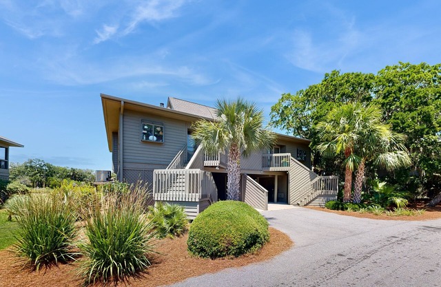 Coastal retreat with fireplace, AC, grill, lagoon views and close to beach
