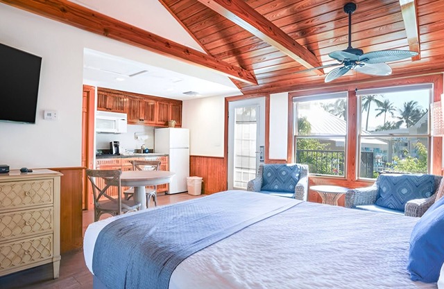 Coastal Serenity: Courtyard Cottage w/Porch | Kitchen | Parking | Onsite Pools